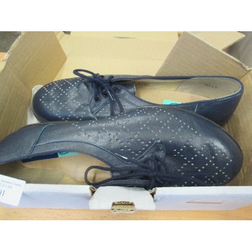 301 - PAIR OF LADIES ORTHOPEDIC WIDE FITTING SHOES SIZE 8 - APPEAR UNWORN WITH BOX