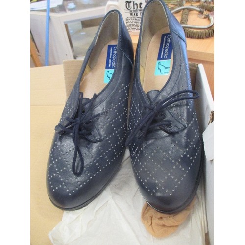 301 - PAIR OF LADIES ORTHOPEDIC WIDE FITTING SHOES SIZE 8 - APPEAR UNWORN WITH BOX