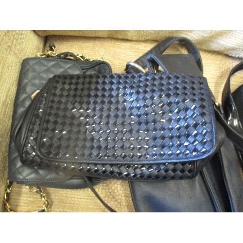 311 - 4 LADIES BLACK HANDBAG / SHOULDER BAGS INCLUDING LIZ CLAIBORNE