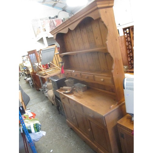 352 - PINE WELSH DRESSER - PLATE RACK WITH DRAWERS, CUPBOARD AND DRAWERS BELOW - 138CM X 42CM