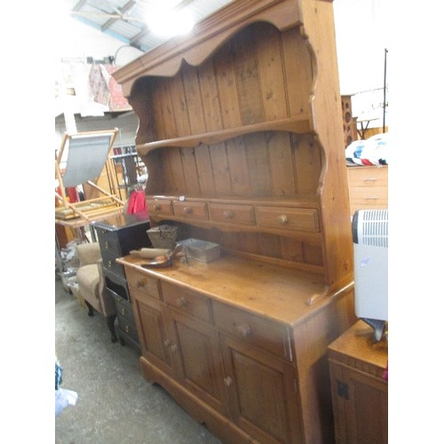 352 - PINE WELSH DRESSER - PLATE RACK WITH DRAWERS, CUPBOARD AND DRAWERS BELOW - 138CM X 42CM