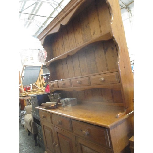 352 - PINE WELSH DRESSER - PLATE RACK WITH DRAWERS, CUPBOARD AND DRAWERS BELOW - 138CM X 42CM