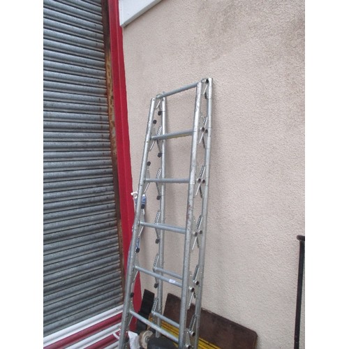 400 - FOLDING METAL LADDER