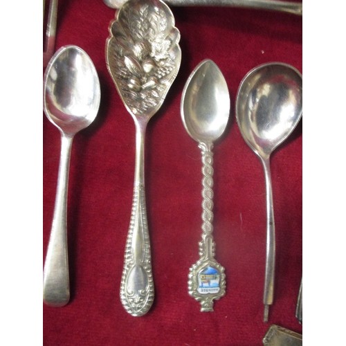 8 - A BOX OF ANTIQUE AND VINTAGE PLATED CUTLERY TO INCLUDE A CADDY SPOON WITH SHELL SHAPED BOWL, A BERRY... 