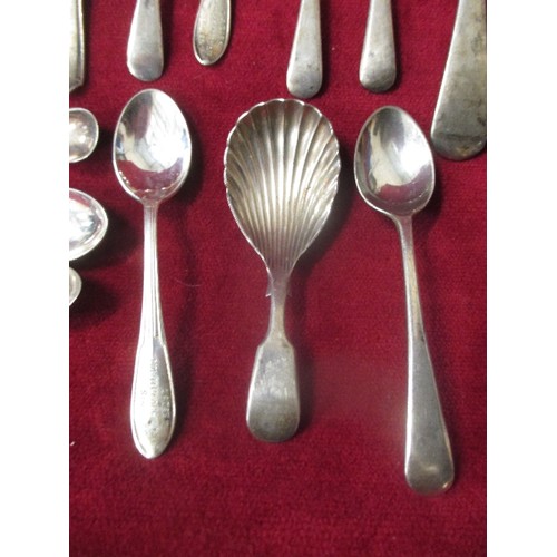 8 - A BOX OF ANTIQUE AND VINTAGE PLATED CUTLERY TO INCLUDE A CADDY SPOON WITH SHELL SHAPED BOWL, A BERRY... 