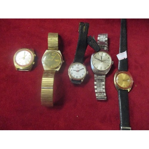 11 - FIVE GENTS WRIST WATCHES INCLUDING A RETRO MECHANICAL TIMEX WITH GILT AND RED DIAL- ALSO SEKONDA USS... 