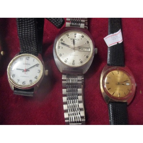 11 - FIVE GENTS WRIST WATCHES INCLUDING A RETRO MECHANICAL TIMEX WITH GILT AND RED DIAL- ALSO SEKONDA USS... 