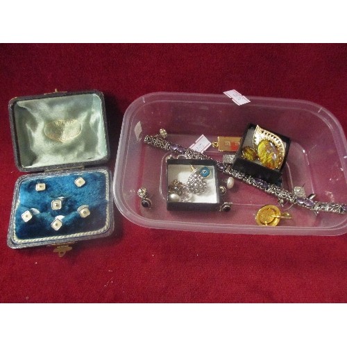 16 - A SELECTION OF COSTUME JEWELLERY, SOME SILVER. INCLUDES AN EDWARDIAN SHIRT AND COLLAR STUD SET IN FI... 