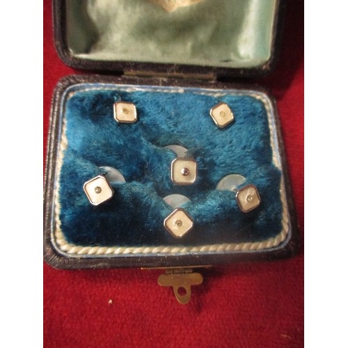 16 - A SELECTION OF COSTUME JEWELLERY, SOME SILVER. INCLUDES AN EDWARDIAN SHIRT AND COLLAR STUD SET IN FI... 