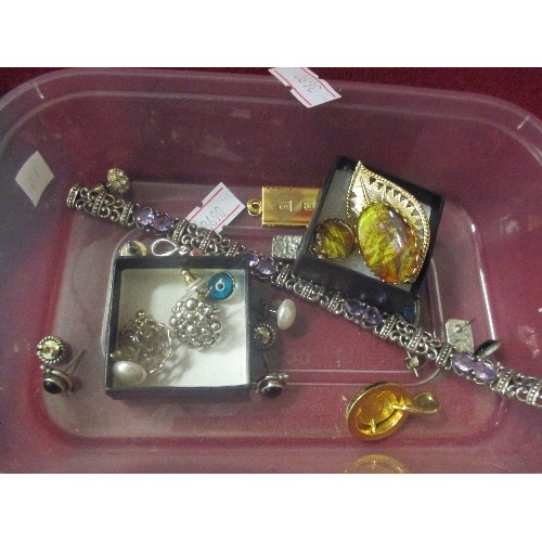 16 - A SELECTION OF COSTUME JEWELLERY, SOME SILVER. INCLUDES AN EDWARDIAN SHIRT AND COLLAR STUD SET IN FI... 