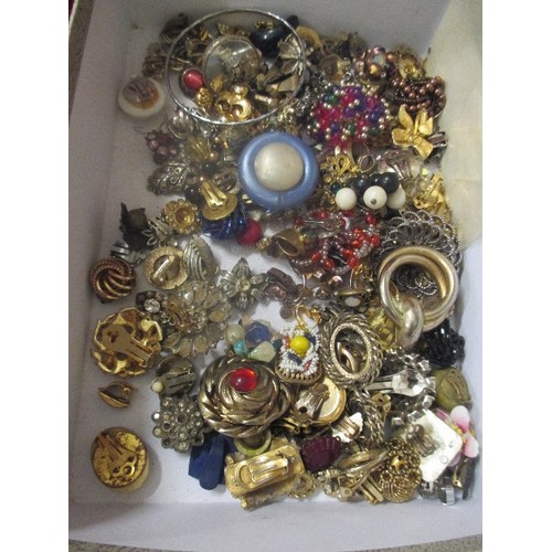 17 - A BOX OF COSTUME JEWELLERY CLIP EARRINGS - EARLY TO LATE 20TH CENTURY, INCLUDES BEADED WORK, ART DEC... 