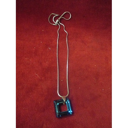 21 - A CONTEMPORARY STYLE NECKLACE WITH SQUARE BLUE GLASS PENDANT - LOOP MARKED 925