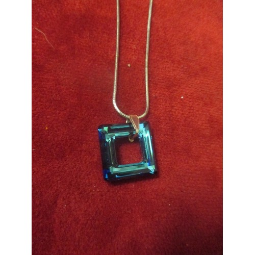 21 - A CONTEMPORARY STYLE NECKLACE WITH SQUARE BLUE GLASS PENDANT - LOOP MARKED 925