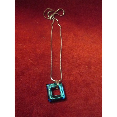 21 - A CONTEMPORARY STYLE NECKLACE WITH SQUARE BLUE GLASS PENDANT - LOOP MARKED 925