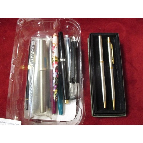 9 - A SELECTION OF FOUNTAIN PENS AND BALLPOINT PENS TO INCLUDE PARKER ETC