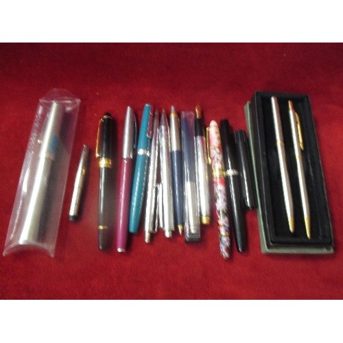 9 - A SELECTION OF FOUNTAIN PENS AND BALLPOINT PENS TO INCLUDE PARKER ETC