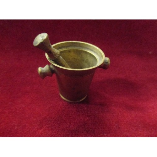 29 - A MINIATURE BRASS PESTLE AND MORTAR, A SINGLE HOLE PUNCH (MAKES HOLE 3MM DIA) AND A PILL BOX BY STRA... 