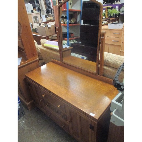 356 - A GOOD QUALITY 20TH CENTURY OAK DRESSING TABLE IN THE ARTS & CRAFTS STYLE WITH THREE DRAWERS, TWO CU... 