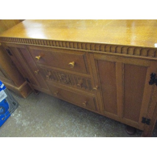 356 - A GOOD QUALITY 20TH CENTURY OAK DRESSING TABLE IN THE ARTS & CRAFTS STYLE WITH THREE DRAWERS, TWO CU... 