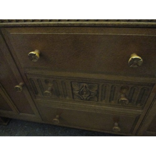 356 - A GOOD QUALITY 20TH CENTURY OAK DRESSING TABLE IN THE ARTS & CRAFTS STYLE WITH THREE DRAWERS, TWO CU... 