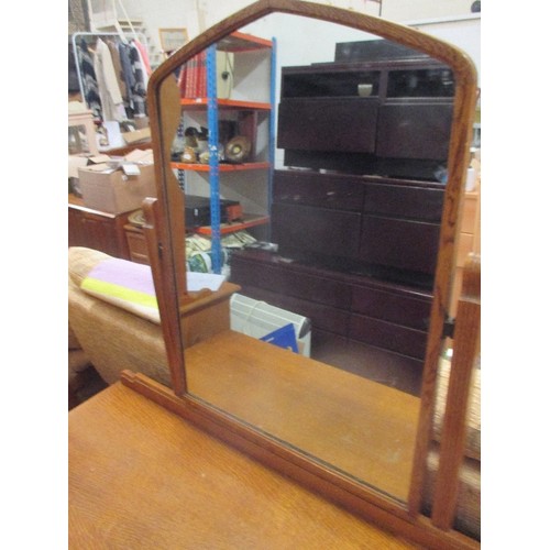 356 - A GOOD QUALITY 20TH CENTURY OAK DRESSING TABLE IN THE ARTS & CRAFTS STYLE WITH THREE DRAWERS, TWO CU... 