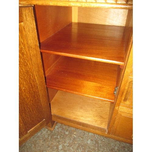 356 - A GOOD QUALITY 20TH CENTURY OAK DRESSING TABLE IN THE ARTS & CRAFTS STYLE WITH THREE DRAWERS, TWO CU... 