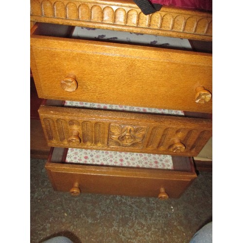 356 - A GOOD QUALITY 20TH CENTURY OAK DRESSING TABLE IN THE ARTS & CRAFTS STYLE WITH THREE DRAWERS, TWO CU... 