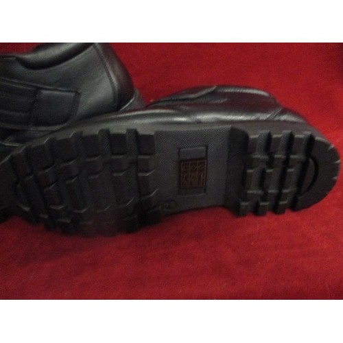 106 - CHUMS SHOES. BLACK SIZE 8. VELCRO FASTENING. APPEAR UNWORN.