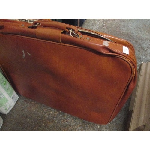 141 - SET OF 3 TRAVEL CASES. STAGGERED SIZES. TAN FAUX LEATHER. GOOD CLEAN CONDITION.