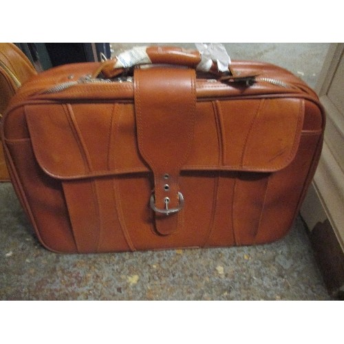 141 - SET OF 3 TRAVEL CASES. STAGGERED SIZES. TAN FAUX LEATHER. GOOD CLEAN CONDITION.