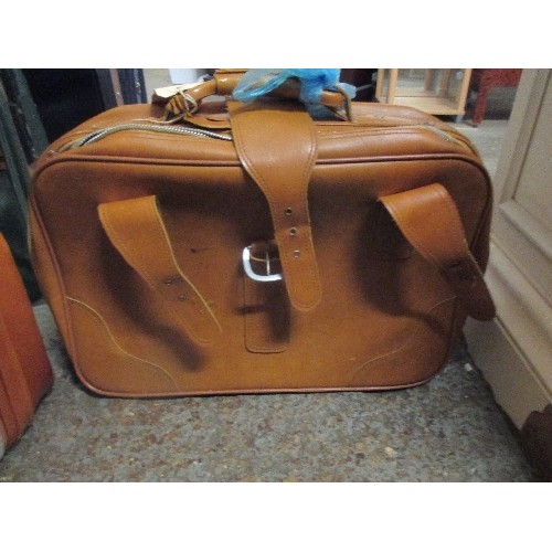 141 - SET OF 3 TRAVEL CASES. STAGGERED SIZES. TAN FAUX LEATHER. GOOD CLEAN CONDITION.