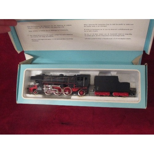 135 - MARKLIN MODEL 3005 TRAIN/LOCOMOTIVE. ENGINE WITH SEPARATE TENDER. ORIGINAL BOX, AND LEAFLET.