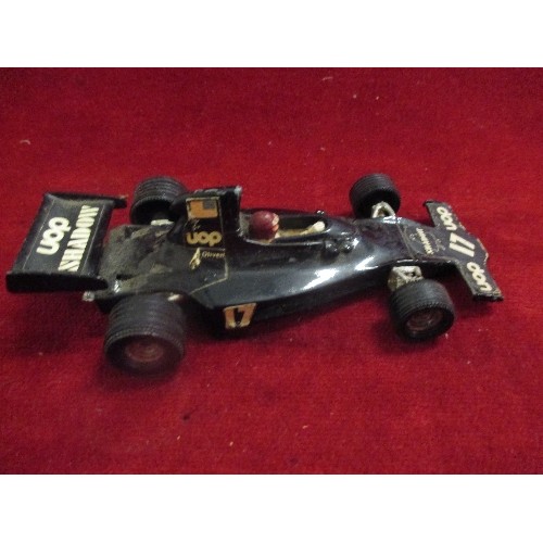 158 - 4 X VINTAGE FORMULA ONE MODEL RACING CARS, MAINLY CORGI. CONTAINED IN WOODEN BOX.