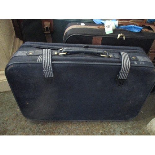 140 - 3 X GOOD QUALITY SUITCASES, 2 NAVY CANVAS, 1 GREEN CANVAS. GOOD CLEAN CONDITION.