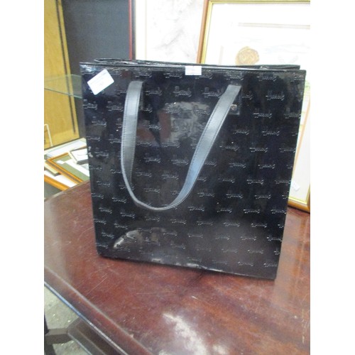 183 - A LARGE BLACK PATENT 'HARRODS DESIGN' TOTE BAG. APPEARS NEW & UNUSED.