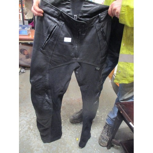 187 - RICHA PART LEATHER, PROTECTIVE MOTORCYCLE TROUSERS. VERY GOOD CONDITION. SIZE D-42/ UK 14.