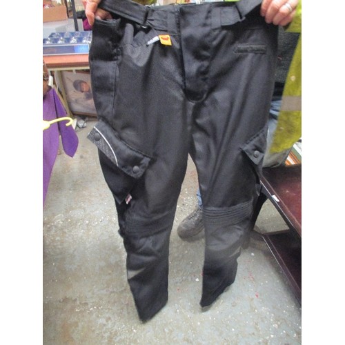 188 - FRANK THOMAS 'AQUA' PROTECTIVE MOTORCYCLE TROUSERS. SIZE L. VERY GOOD CONDITION, HARDLY WORN.