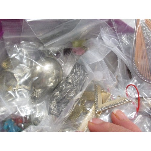 326 - TUB OF COSTUME JEWELLERY PENDANTS ETC - VINTAGE AND MODERN, INC GILT, BEADED, SILVER METAL, LOCKETS ... 