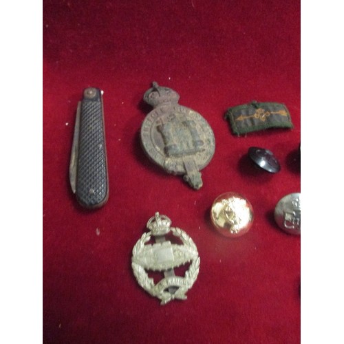 16 - GOOD COLLECTION OF ANTIQUE AND VINTAGE BADGES AND BUTTONS. INCLUDES EAST SUFFOLK CONSTABULARY HELMET... 