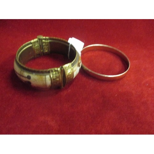 42 - AN AFRICAN BONE AND BRASS BRACELET AND A SOLID BRASS BRACELET