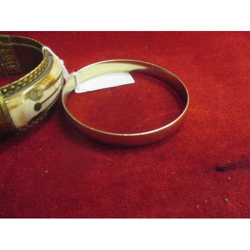 42 - AN AFRICAN BONE AND BRASS BRACELET AND A SOLID BRASS BRACELET