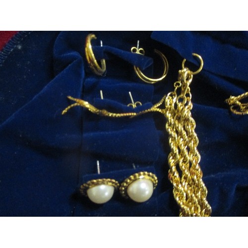 43 - A COLLECTION OF GILT JEWELLERY INCLUDING NECKLACE AND BRACELET SETS AND 6 PAIRS OF EARRINGS