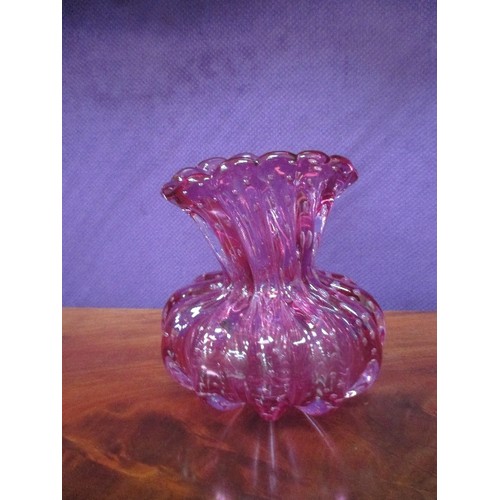 5 - CIRCA 1960'S MURANO LOBED CONTROLLED BUBBLE VASE IN A MAGENTA COLOUR - 15CM