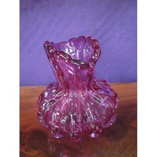 5 - CIRCA 1960'S MURANO LOBED CONTROLLED BUBBLE VASE IN A MAGENTA COLOUR - 15CM