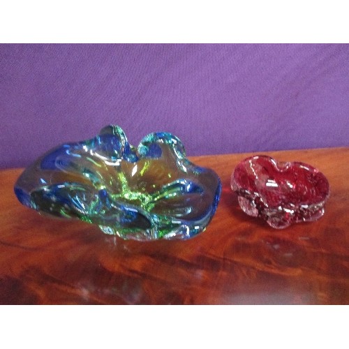 4 - TWO PIECES OF MID CENTURY GLASS INCLUDING A BLUE AND GREEN BOWL (22CM ACROSS) AND A RUBY GLASS DISH ... 