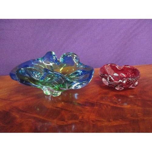 4 - TWO PIECES OF MID CENTURY GLASS INCLUDING A BLUE AND GREEN BOWL (22CM ACROSS) AND A RUBY GLASS DISH ... 