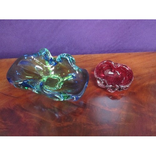 4 - TWO PIECES OF MID CENTURY GLASS INCLUDING A BLUE AND GREEN BOWL (22CM ACROSS) AND A RUBY GLASS DISH ... 