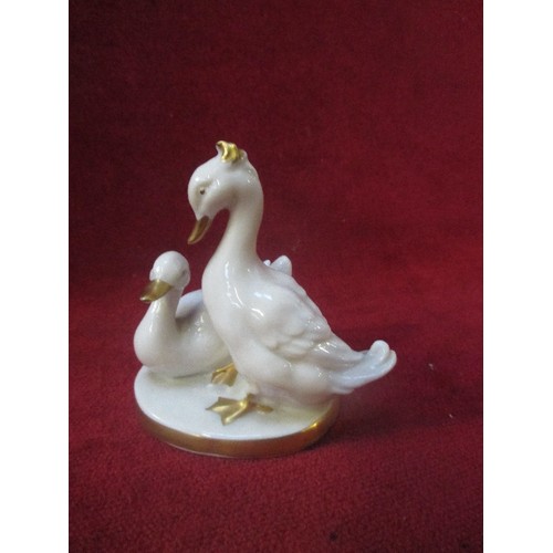 32 - A MID CENTURY GERMAN PORCELAIN GROUP OF GEESE IN WHITE AND GILT - BY SANDIZELL, HOFFNER & CO, SAXONY... 