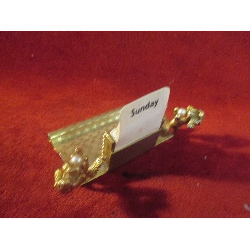 34 - A CIRCA 1950 DESK CALENDAR IN GILT METAL STAND WITH TWO POODLE SUPPORTS HOLDING SIMULATED PEARLS.  S... 