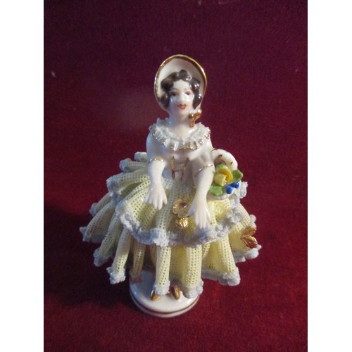 8 - A FINE CIRCA 1960'S DRESDEN PORCELAIN FIGURE OF A CRINOLINE LADY. THE 